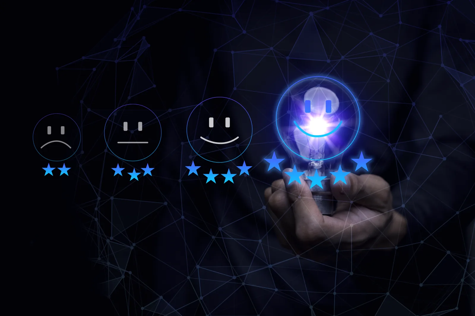 Main tenant une ampoule lumineuse avec un smiley souriant à côté de trois autres smileys de satisfaction