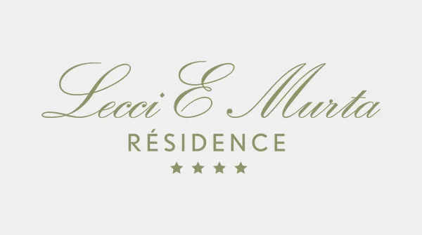 Logo de la résidence Lecci E Murta avec quatre étoiles et la mention Résidence sur fond beige